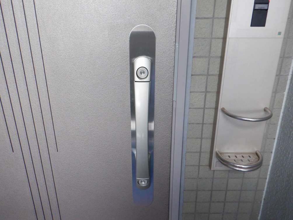 施工例　玄関ドア　ハンドル交換修繕　完了